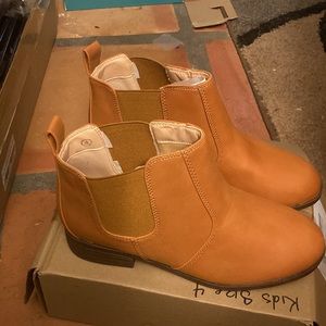 NIB Kids rounded toe boot size 4